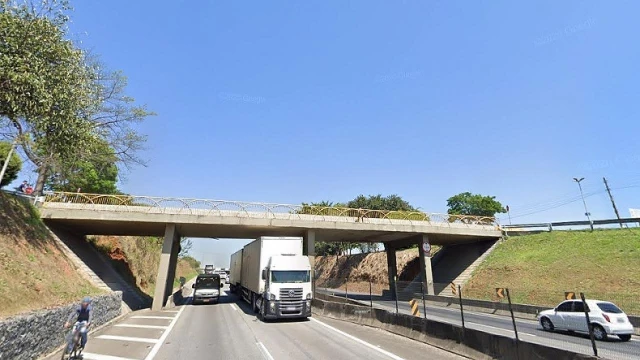 Recuperação de pavimento fecha pistas na Via Dutra, em Taubaté