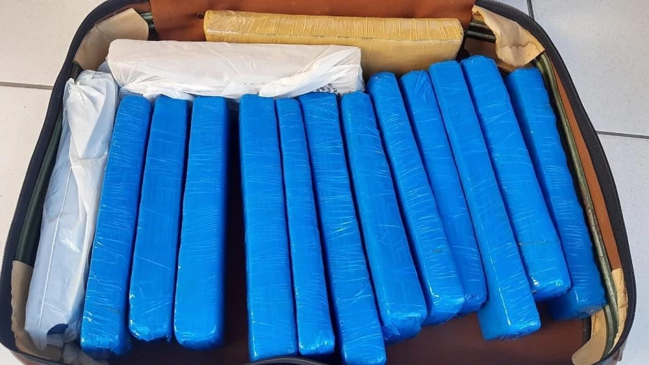 Maconha e mídias falsificadas são apreendidos pela GCM de Taubaté Maconha e mídias falsificadas são apreendidos pela GCM de Taubaté