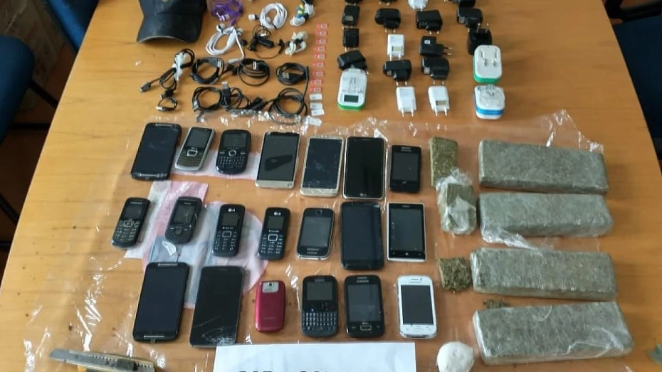 Mochila com drogas e ilícitos é apreendida nos arredores do CPP de Tremembé