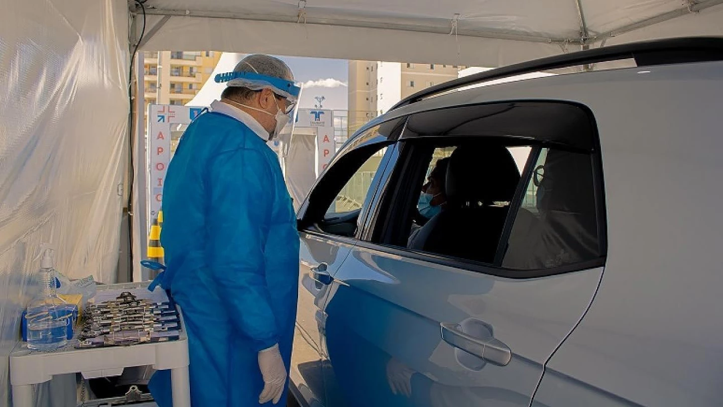Laboratório realiza teste de Covid-19 em estacionamento de shopping em Taubaté
