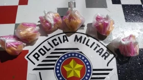 Dupla é presa por tráfico de drogas no Parque São Luiz, em Taubaté Dupla é presa por tráfico de drogas no Parque São Luiz, em Taubaté