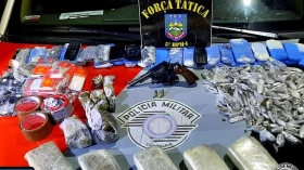 PM apreende arma e drogas 