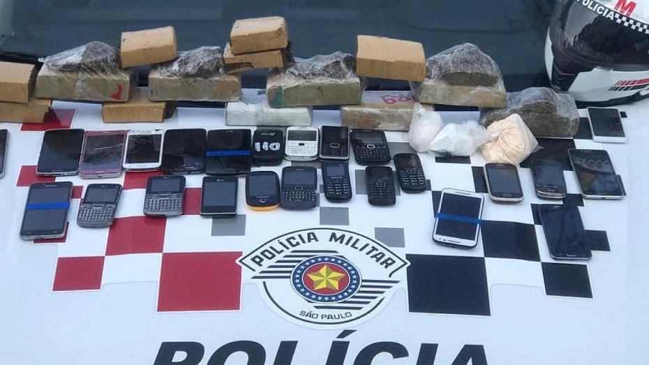 Adolescente é flagrado tentando entregar drogas e celulares no CPP de Tremembé Adolescente é flagrado tentando entregar drogas e celulares no CPP de Tremembé