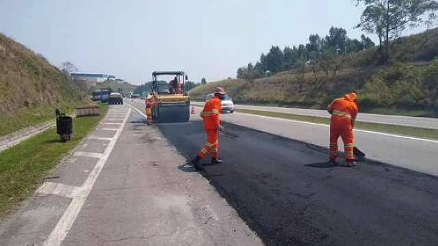 Rodovia Carvalho Pinto recebe obras entre Jacareí e Taubaté