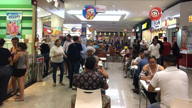 Taubaté Shopping inaugura decoração de Natal com Papai Noel holográfico