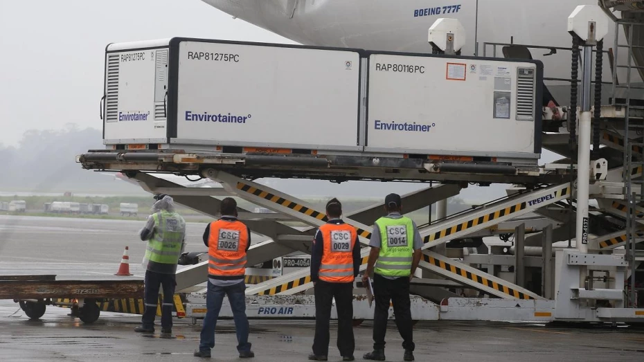 Primeiro lote da CoronaVac com 120 mil doses chega ao Brasil Primeiro lote da CoronaVac com 120 mil doses chega ao Brasil