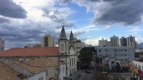 Baixa pressão no litoral eleva chance de chuva nesta terça na RMVale