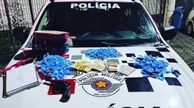 Menor é apreendido com arma e drogas 