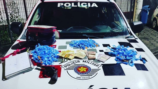 Menor é apreendido com arma e drogas 