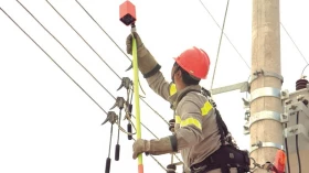 Manutenção em rede de energia interdita trânsito no Centro de Taubaté