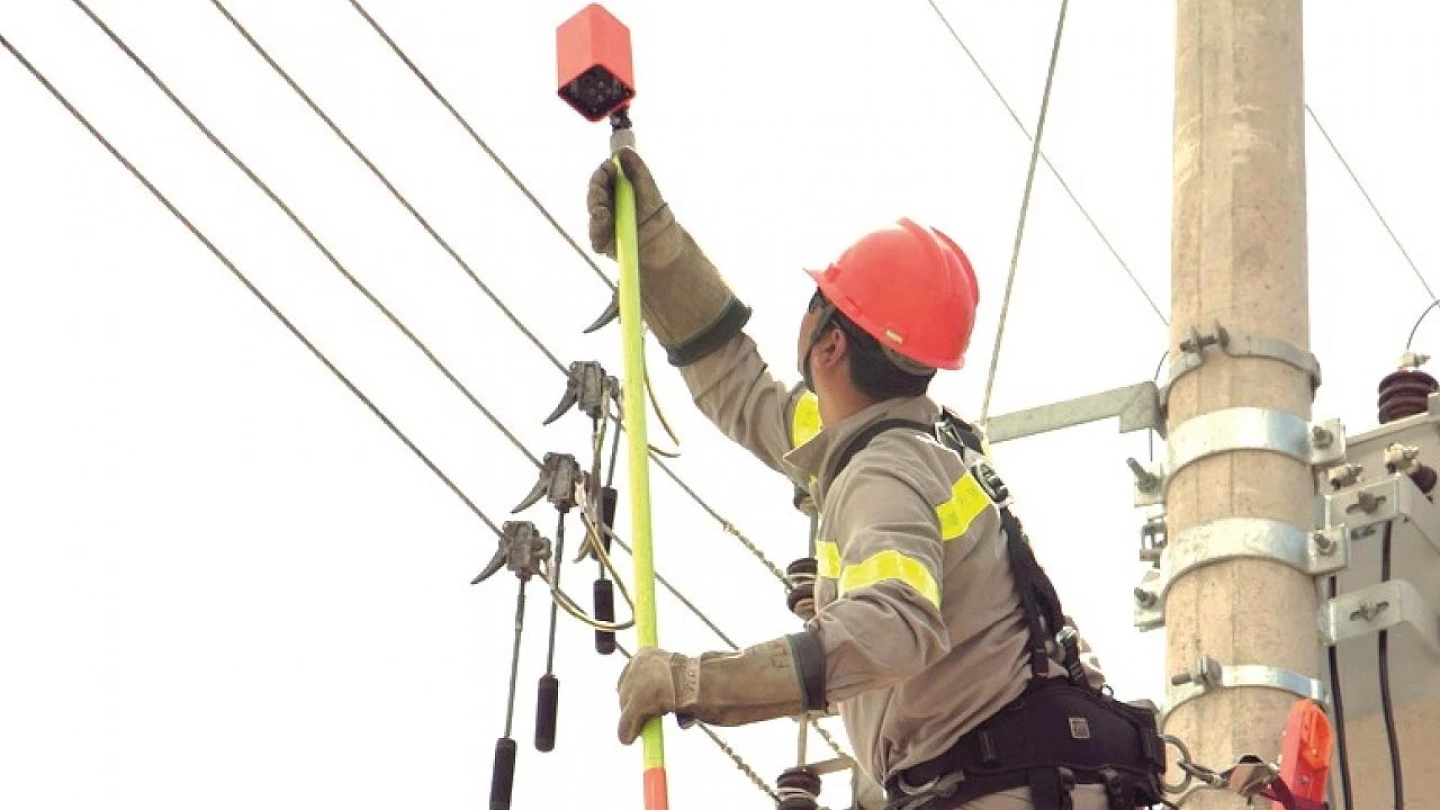 Manutenção em rede de energia interdita trânsito no Centro de Taubaté