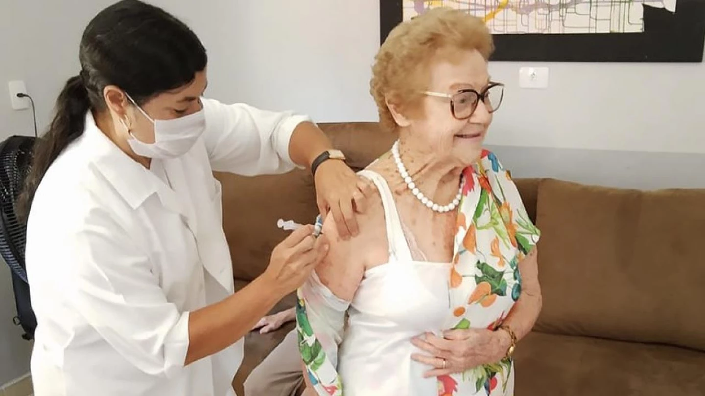 Covid: Taubaté vacina idosos em lares para terceira idade