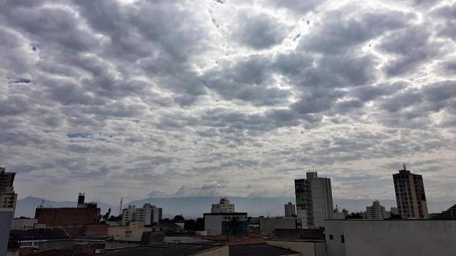 Semana começa com chuva fraca no Vale e mar agitado no Litoral Norte