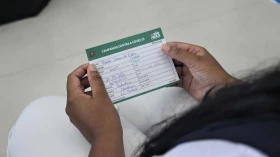 Profissionais da linha de frente recebem 2ª dose da CoronaVac em Taubaté