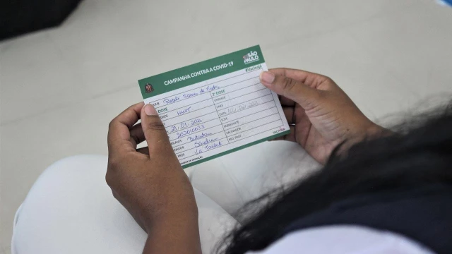 Profissionais da linha de frente recebem 2ª dose da CoronaVac em Taubaté