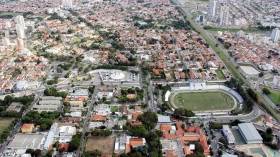 Sol aparece entre poucas nuvens em Taubaté e região