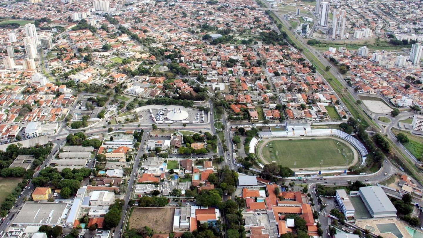 Sol aparece entre poucas nuvens em Taubaté e região