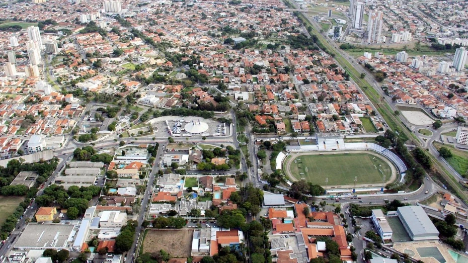 Sol aparece entre poucas nuvens em Taubaté e região