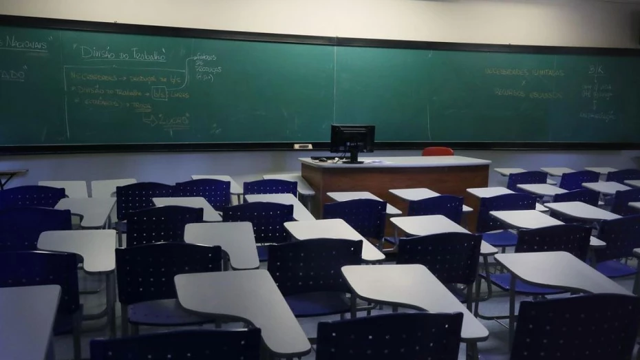 Escolas de São Paulo têm 4 mil casos de covid-19 Escolas de São Paulo têm 4 mil casos de covid-19