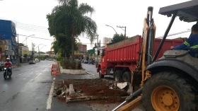 Trecho de canteiro da Av. Desembargador, em Taubaté, é retirado