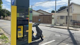 Motociclistas são autorizados a estacionar nas vagas de carros em Taubaté