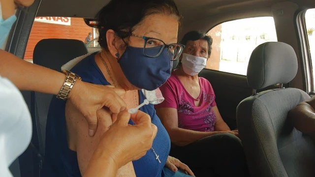 Vacinação contra Covid para idosos de 69 a 71 anos em Taubaté continua