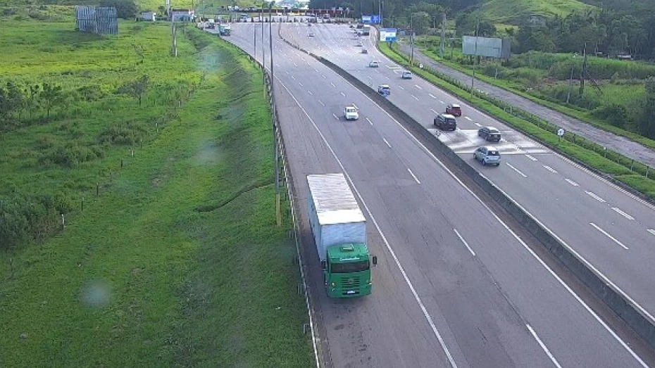 PRF autua caminhoneiro por evasão de pedágio na via Dutra PRF autua caminhoneiro por evasão de pedágio na via Dutra