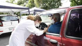 Taubaté aplica segunda dose da vacina em idosos de 71 anos Taubaté aplica segunda dose da vacina em idosos de 71 anos