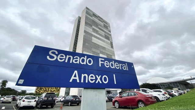 Senado aprova suspensão de pagamentos do Fies até o fim do ano