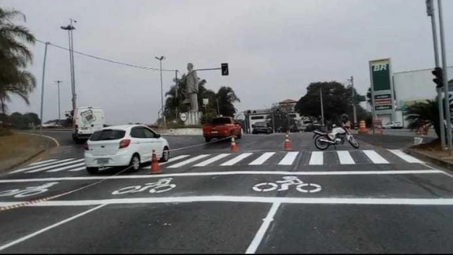 Faixas de retenção para motociclistas são instaladas em Taubaté