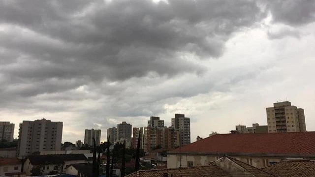 Segunda-feira de chuva e temperaturas amenas em Taubaté e região