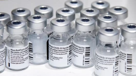 Covid-19: novo lote de vacinas da Pfizer chega ao Brasil