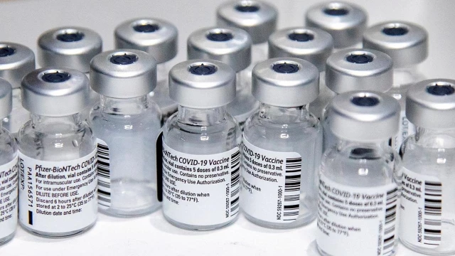 Covid-19: novo lote de vacinas da Pfizer chega ao Brasil