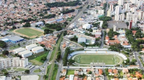 Sol aparece entre poucas nuvens na RMVale