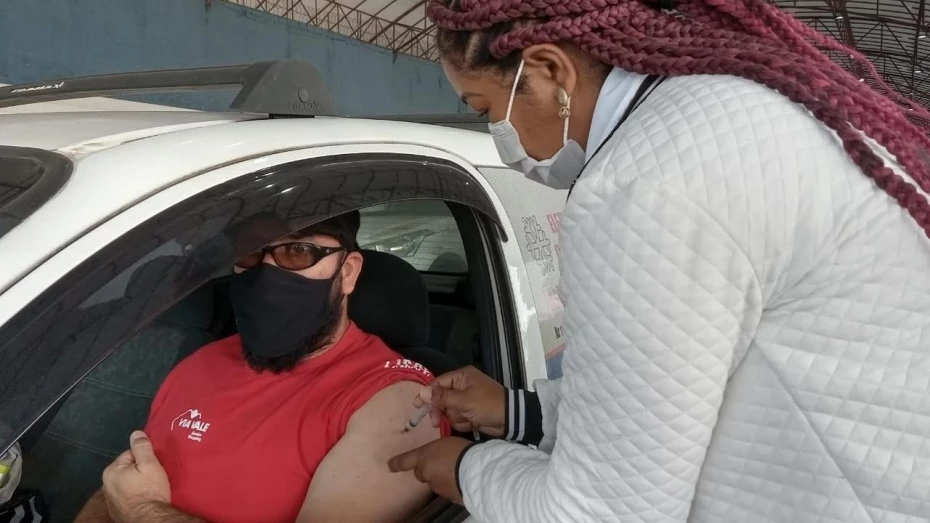 Pessoas com 33 anos recebem 1ª dose da vacina em Taubaté Pessoas com 33 anos recebem 1ª dose da vacina em Taubaté