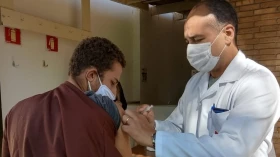 Vacinação contra Covid em Taubaté chega a público de 31 anos