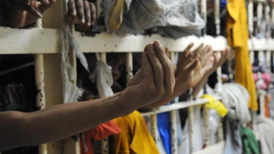 Defensoria de SP entra com ação para garantir vacinação de presos Defensoria de SP entra com ação para garantir vacinação de presos