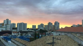 Sol aparece entre algumas nuvens em Taubaté e região