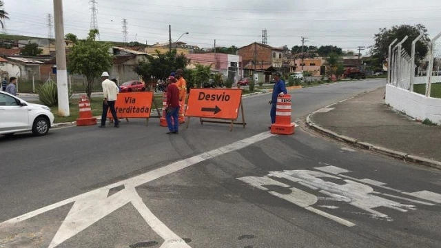 Rua é interditada no bairro Esplanada Independência, em Taubaté
