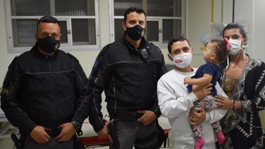 Bebê de um ano é salvo por policias em Taubaté Bebê de um ano é salvo por policias em Taubaté