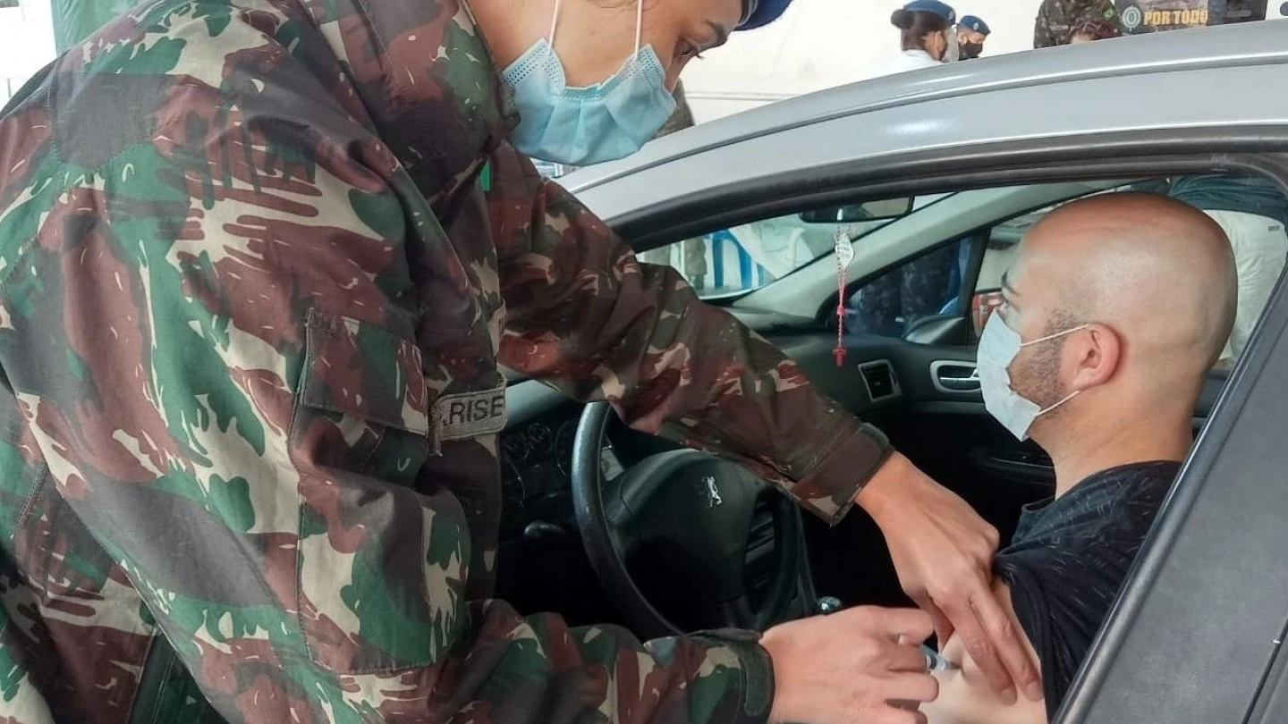Taubaté vacina público com 23 anos contra a Covid nesta sexta-feira