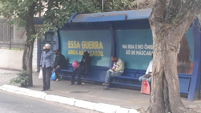 Abrigo de ônibus muda de local na Av. Tiradentes, em Taubaté