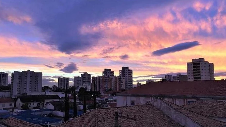 Sol volta a aparecer entre nuvens em Taubaté e região