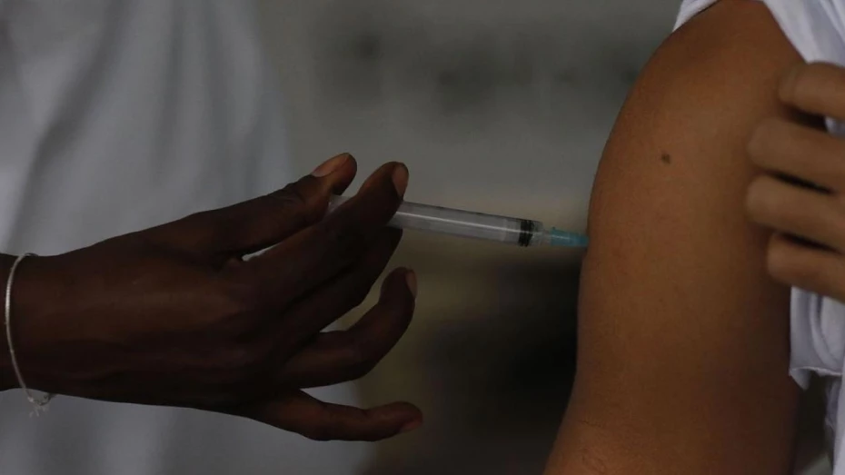 Taubaté inicia vacinação em adolescentes de 15 anos Taubaté inicia vacinação em adolescentes de 15 anos