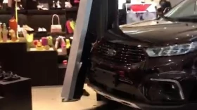 Carro em exposição é acionado e atinge lojas em shopping de Taubaté