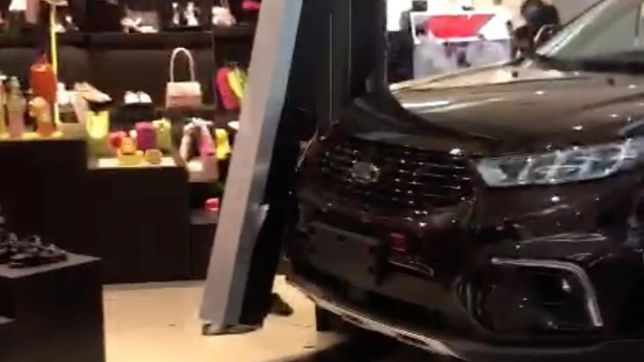 Carro em exposição é acionado e atinge lojas em shopping de Taubaté