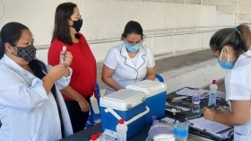Vacina: Taubaté inicia aplicação de 3ª dose em idosos de 83 anos