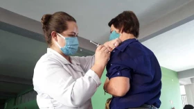 Taubaté reduz intervalo da Pfizer e aplica 3ª dose em idosos de 80 anos