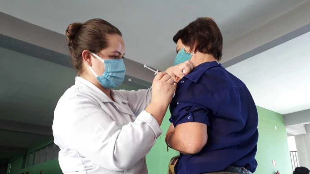 Taubaté reduz intervalo da Pfizer e aplica 3ª dose em idosos de 80 anos