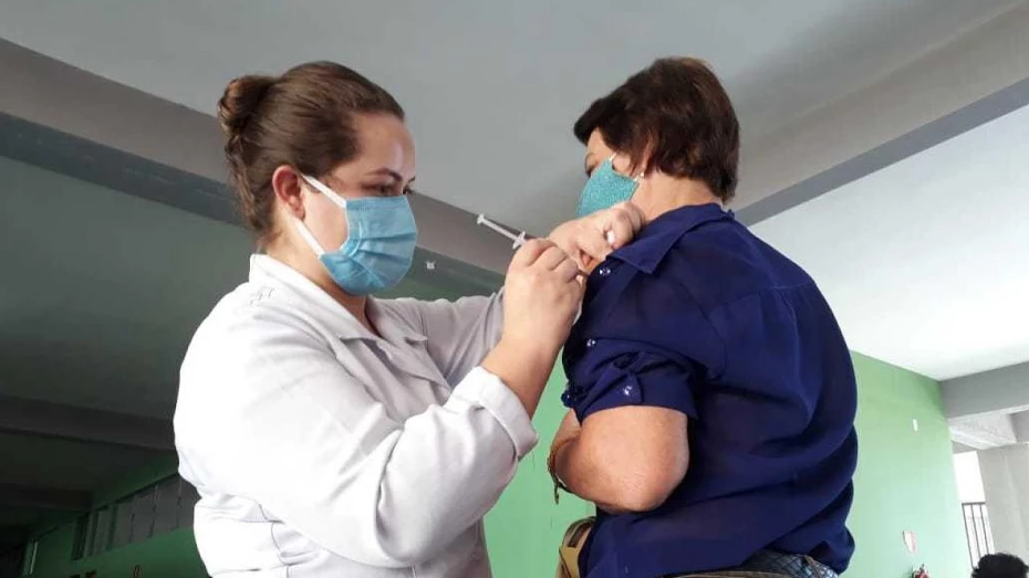 Taubaté reduz intervalo da Pfizer e aplica 3ª dose em idosos de 80 anos Taubaté reduz intervalo da Pfizer e aplica 3ª dose em idosos de 80 anos